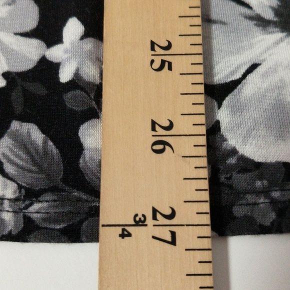 Avenue Black and White Floral Top / Size 2X - Picture 10 of 10